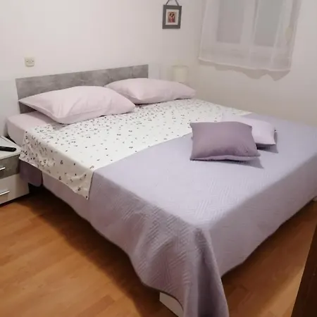 Apartman Lana *